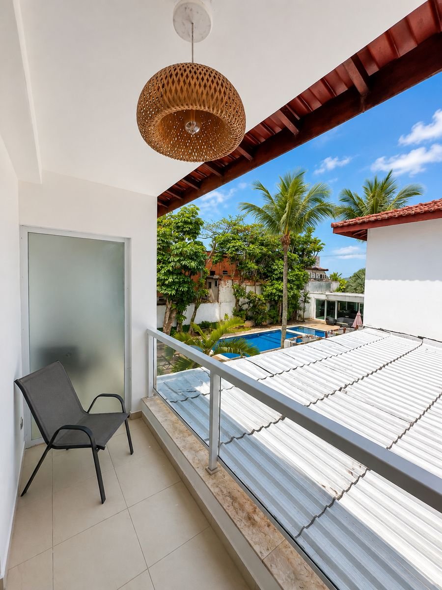 Varanda com vista para a piscina